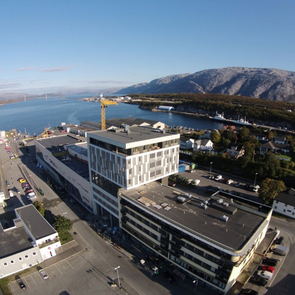 Dronebilde-mot-sørøst-viser-nybygg-hotell-i-ti-etasjer